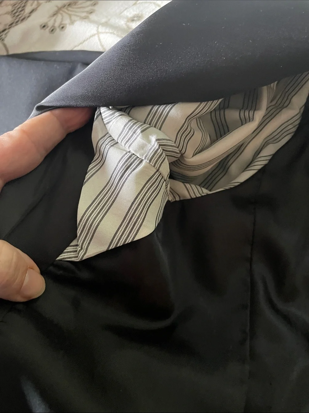 Oscar de la Renta Black Satin Notch Lapel Tuxedo Jacket - Picture 12 of 16